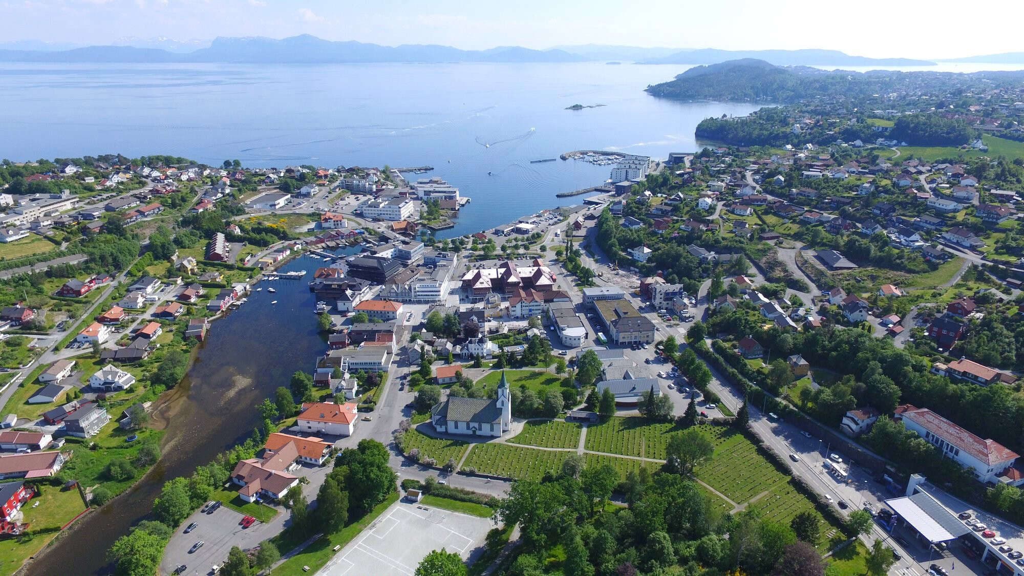 Flyfoto av Os sentrum og Bjørnafjorden